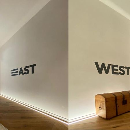 East West Room Arco Bagian luar foto